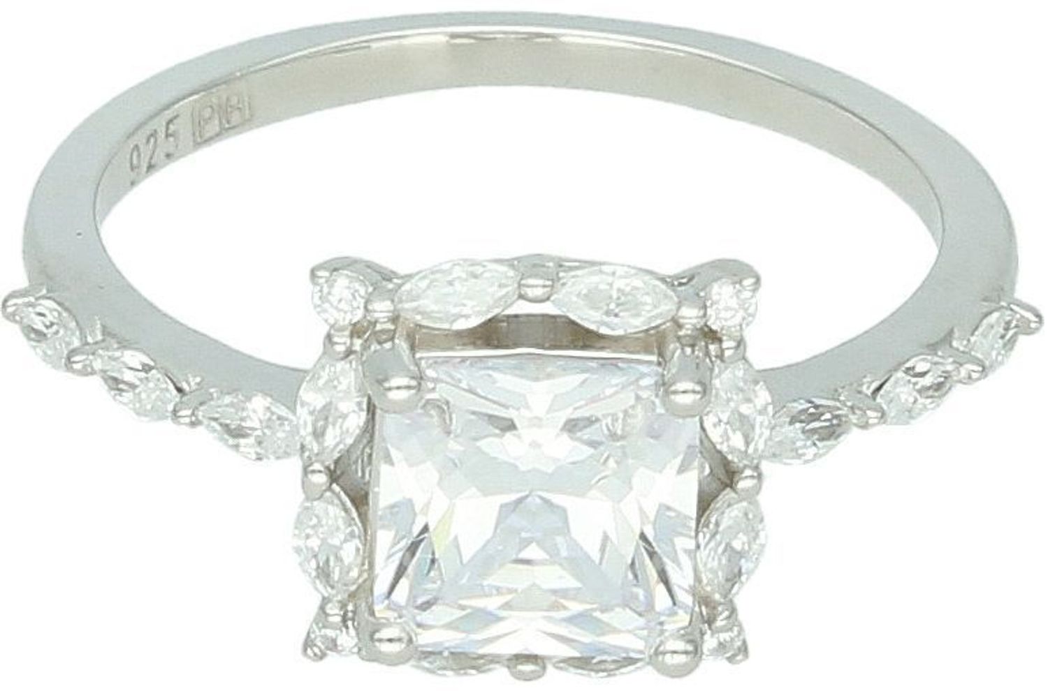 Pierścionek srebrny DIA-PRS-13063-925 z kwadratową cyrkonią, wykonany z próby 925. Stylowy dodatek o wadze 3,30 g i szerokości szyny 2 mm – idealny na każdą okazję.1.jpg