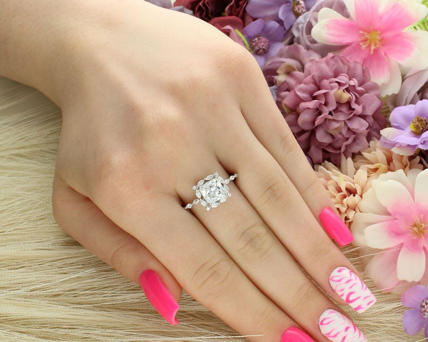 Pierścionek srebrny DIA-PRS-13063-925 z kwadratową cyrkonią, wykonany z próby 925. Stylowy dodatek o wadze 3,30 g i szerokości szyny 2 mm – idealny na każdą okazję.1.jpg