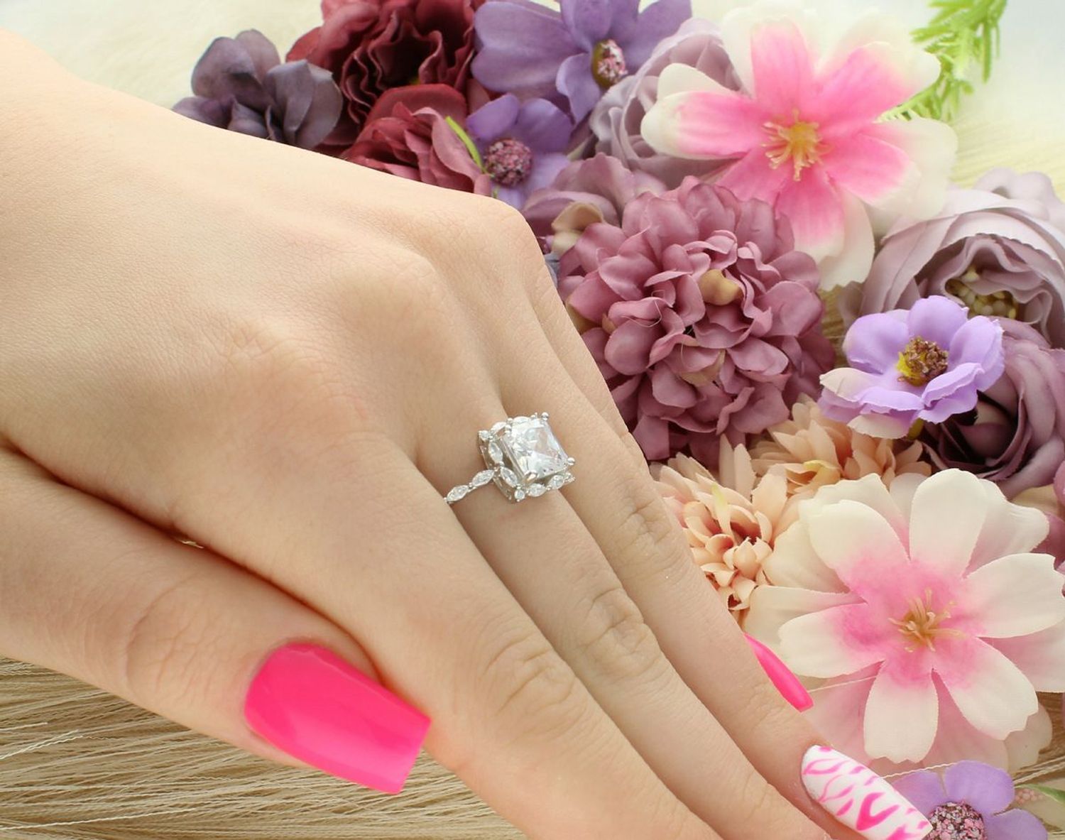 Pierścionek srebrny DIA-PRS-13063-925 z kwadratową cyrkonią, wykonany z próby 925. Stylowy dodatek o wadze 3,30 g i szerokości szyny 2 mm – idealny na każdą okazję.1.jpg