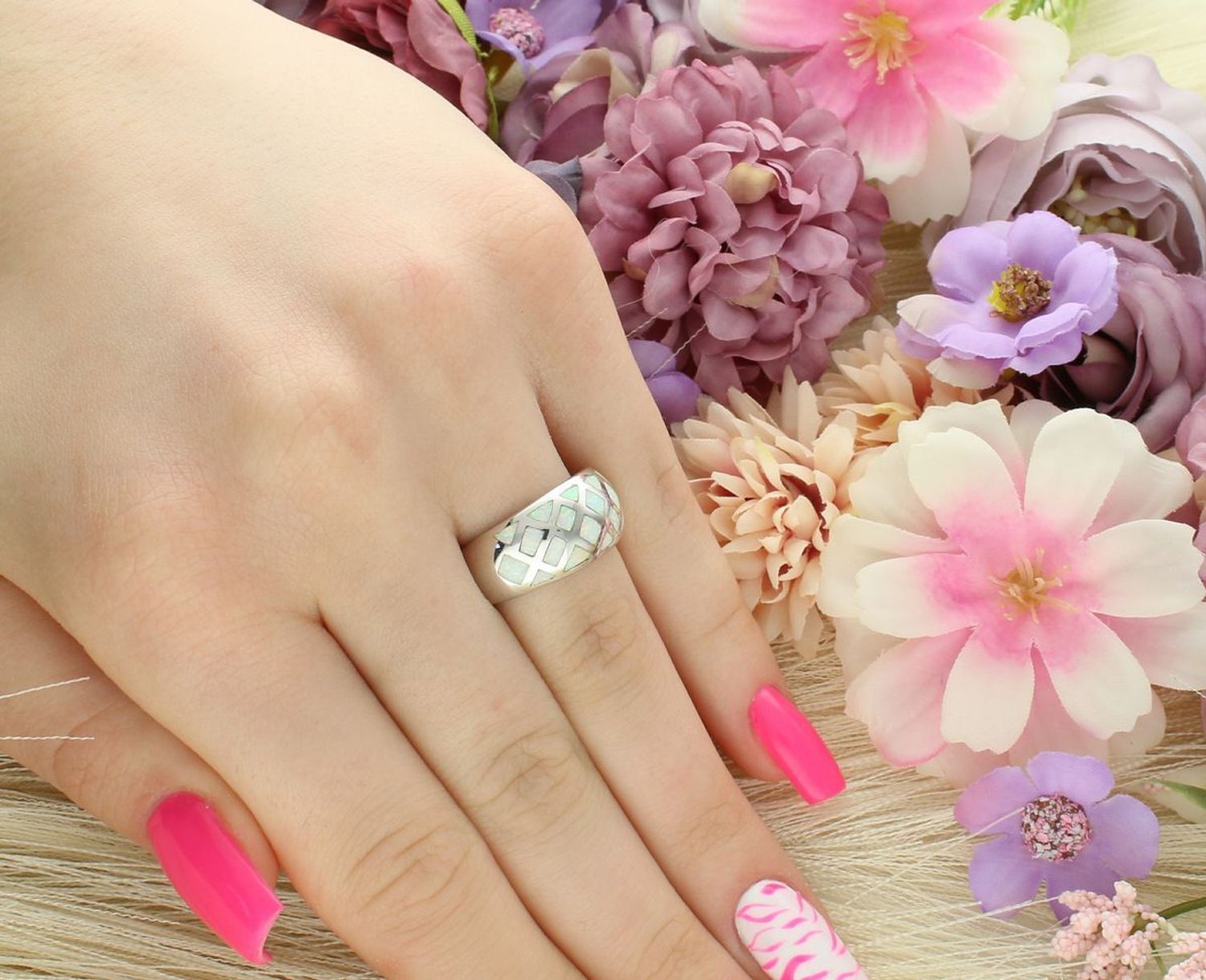 Damski srebrny pierścionek próby 925 zdobiony syntetycznym opalem. Elegancka biżuteria o szerokości elementu ozdobnego 1 cm i wadze 6,7 g. Idealny na każdą okazję.1.jpg