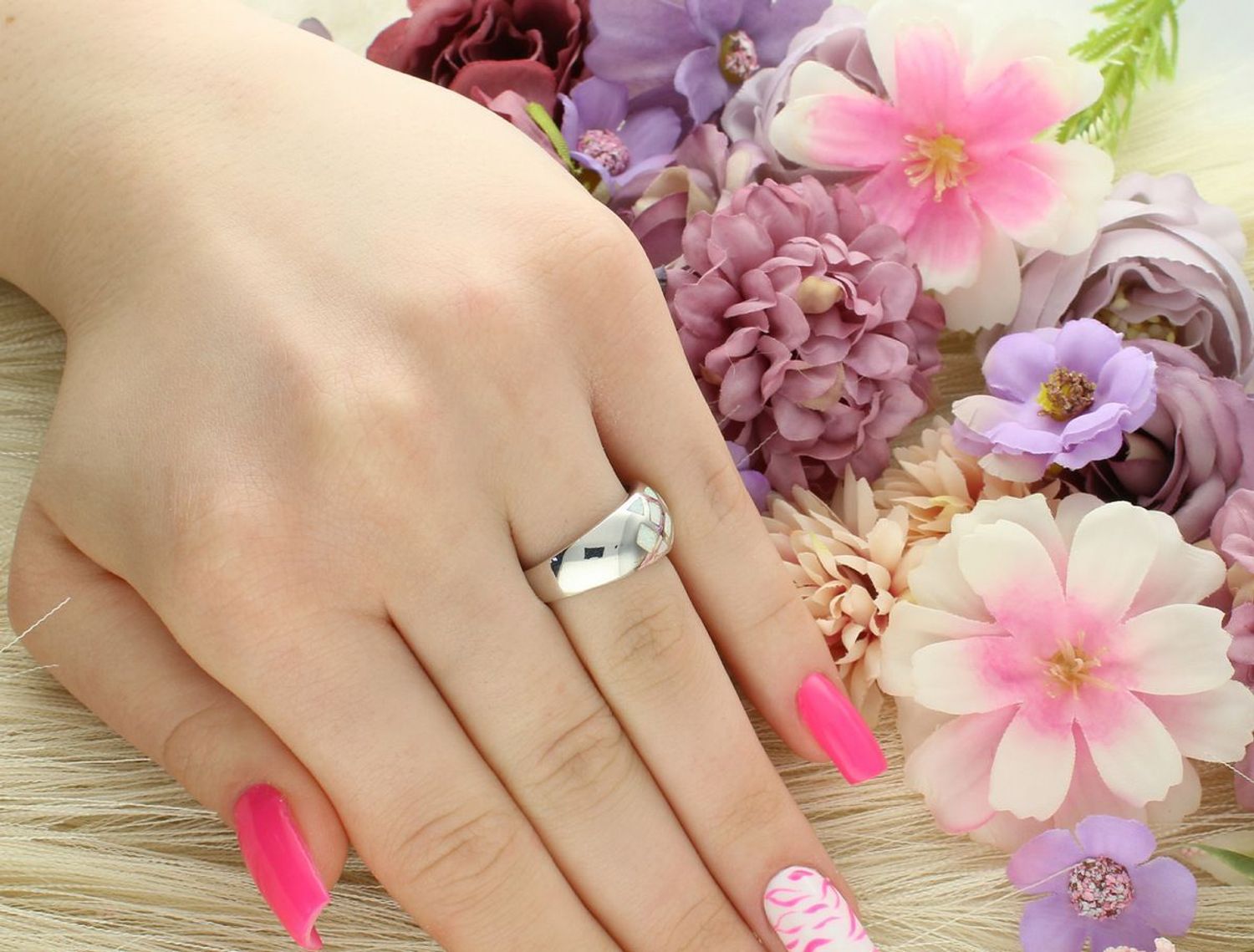 Damski srebrny pierścionek próby 925 zdobiony syntetycznym opalem. Elegancka biżuteria o szerokości elementu ozdobnego 1 cm i wadze 6,7 g. Idealny na każdą okazję.1.jpg