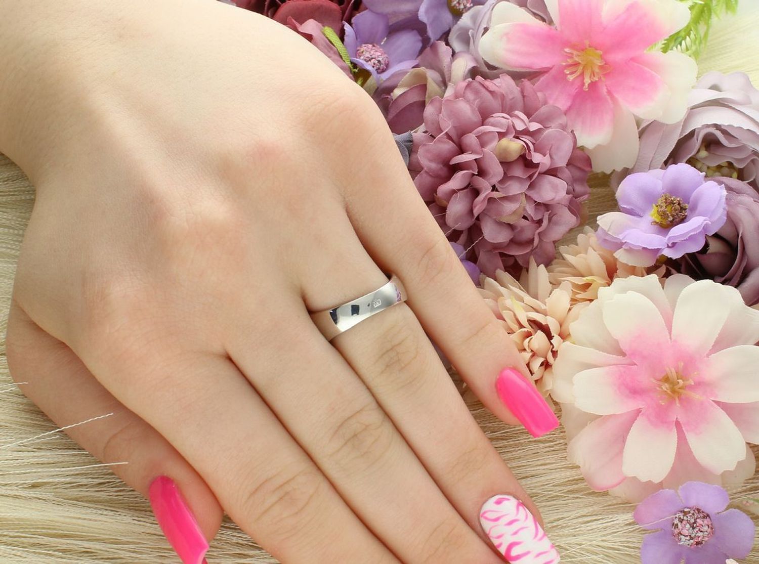 Damski srebrny pierścionek próby 925 zdobiony syntetycznym opalem. Elegancka biżuteria o szerokości elementu ozdobnego 1 cm i wadze 6,7 g. Idealny na każdą okazję.1.jpg