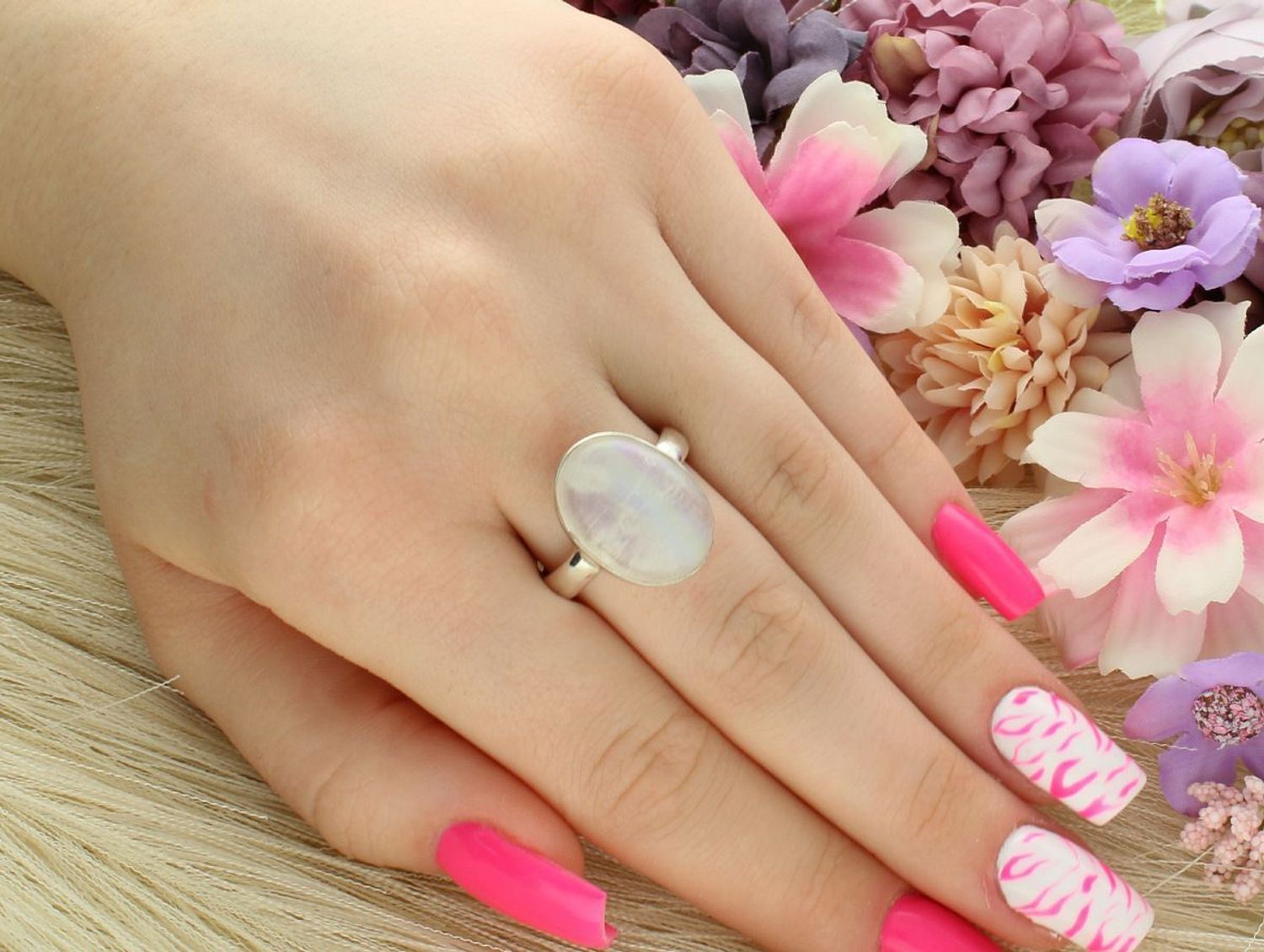 Srebrny pierścionek z naturalnym kamieniem księżycowym. Waga 5,63 g, ozdobny element 1,5 × 2,0 cm, szyna 4 mm. Klasyczna elegancja z nutą magii natury.1.jpg