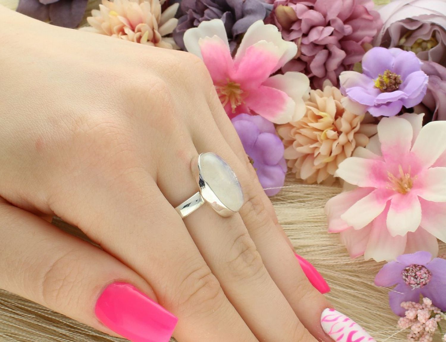 Srebrny pierścionek z naturalnym kamieniem księżycowym. Waga 5,63 g, ozdobny element 1,5 × 2,0 cm, szyna 4 mm. Klasyczna elegancja z nutą magii natury.1.jpg