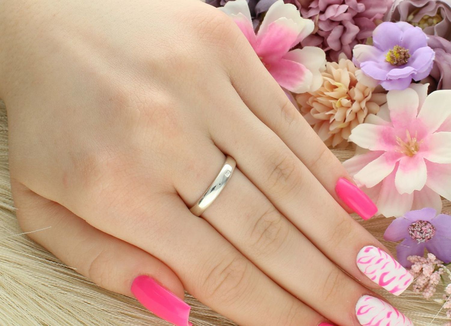 Srebrny pierścionek z naturalnym kamieniem księżycowym. Waga 5,63 g, ozdobny element 1,5 × 2,0 cm, szyna 4 mm. Klasyczna elegancja z nutą magii natury.1.jpg