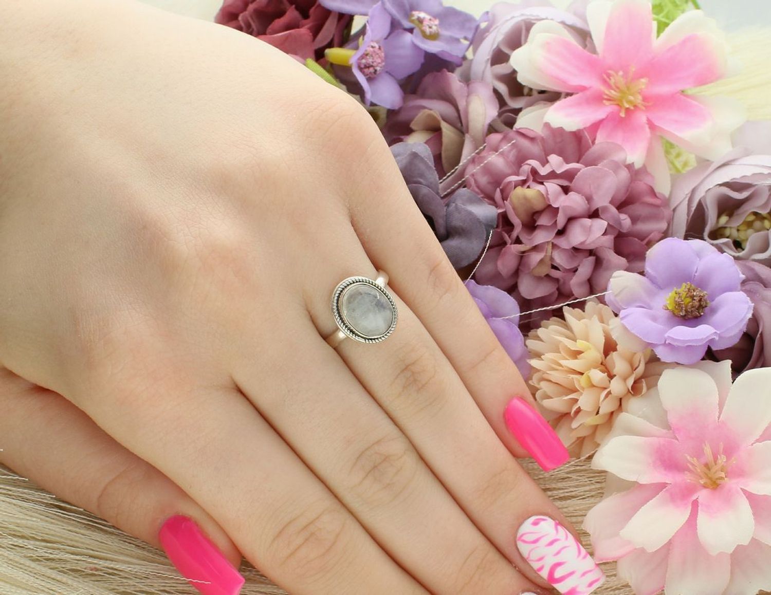 Elegancki pierścionek srebrny z owalnym kamieniem księżycowym. Wymiary 1,3 × 1,1 cm, szyna 2 mm, waga 3,21 g. Idealny wybór dla kobiet ceniących subtelność i symbolikę natury.1.jpg