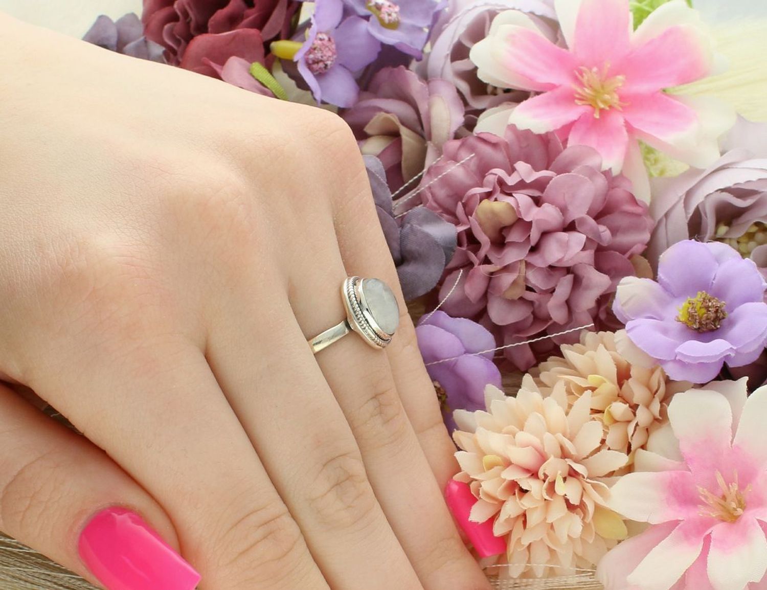 Elegancki pierścionek srebrny z owalnym kamieniem księżycowym. Wymiary 1,3 × 1,1 cm, szyna 2 mm, waga 3,21 g. Idealny wybór dla kobiet ceniących subtelność i symbolikę natury.1.jpg