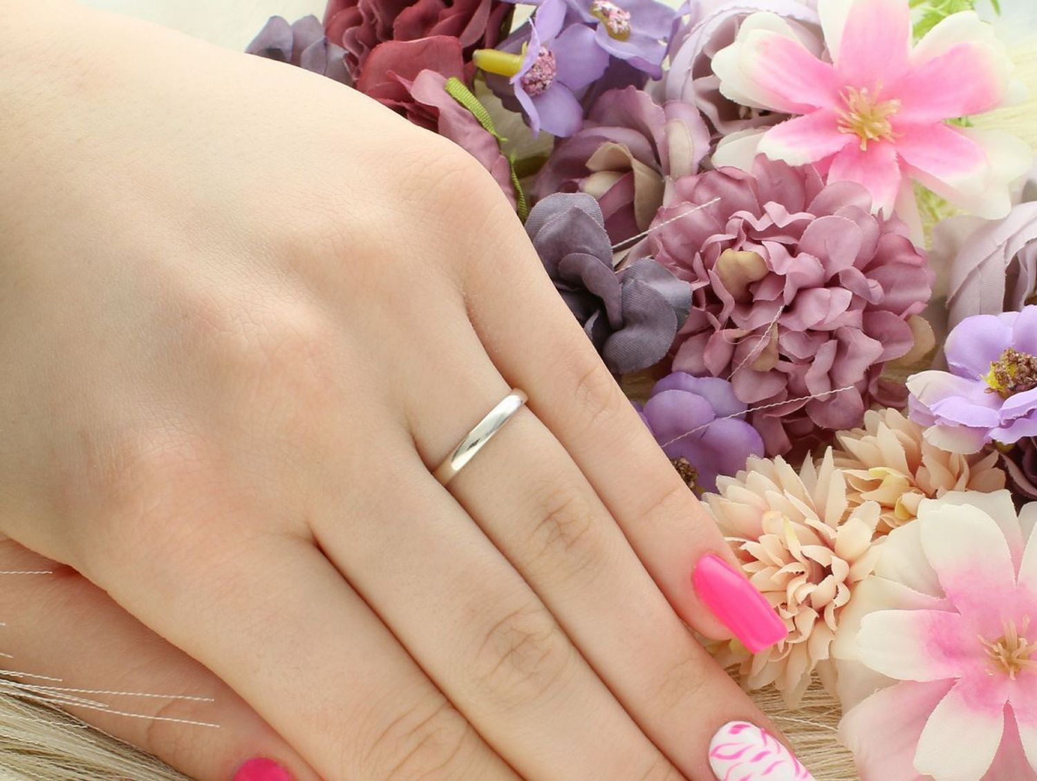 Elegancki pierścionek srebrny z owalnym kamieniem księżycowym. Wymiary 1,3 × 1,1 cm, szyna 2 mm, waga 3,21 g. Idealny wybór dla kobiet ceniących subtelność i symbolikę natury.1.jpg