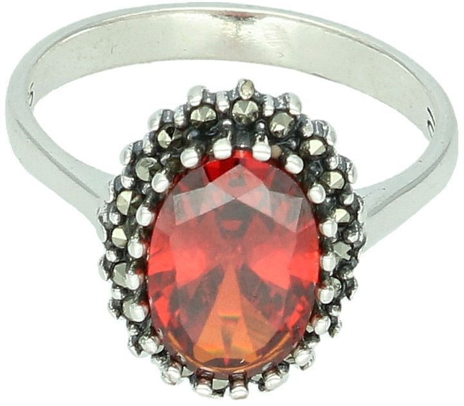 Pierścionek damski srebrny 925 DIA-PRS-13068-925 z czerwonym oczkiem i markazytami. Rozmiar 21, waga 4,80 g, dekoracyjny element 1,2 × 1,5 cm. Klasyczna biżuteria z charakterem.1.jpg