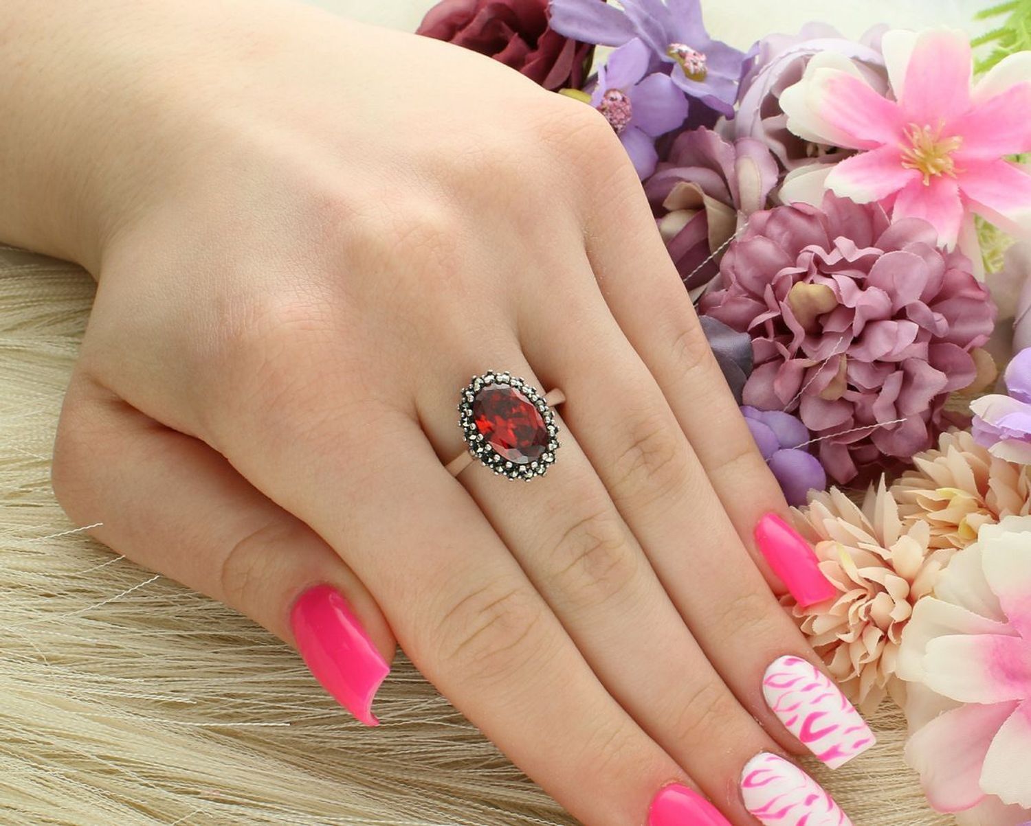 Pierścionek damski srebrny 925 DIA-PRS-13068-925 z czerwonym oczkiem i markazytami. Rozmiar 21, waga 4,80 g, dekoracyjny element 1,2 × 1,5 cm. Klasyczna biżuteria z charakterem.1.jpg