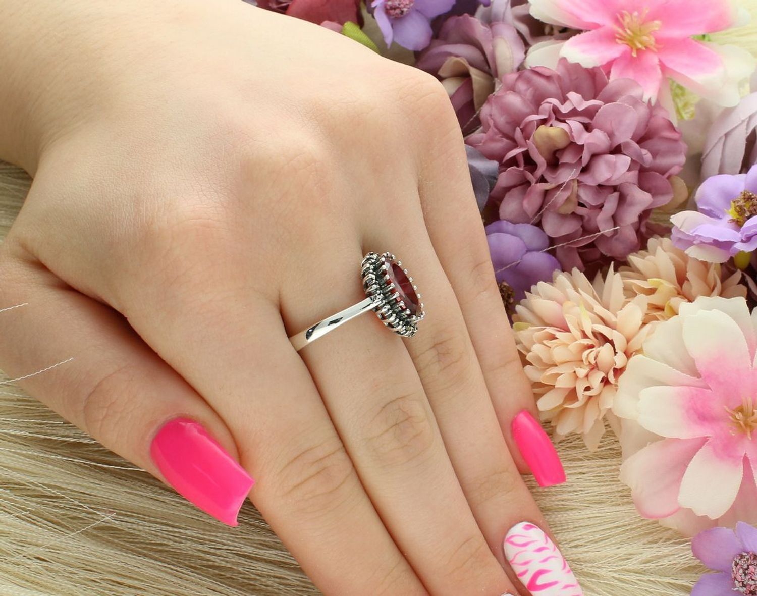 Pierścionek damski srebrny 925 DIA-PRS-13068-925 z czerwonym oczkiem i markazytami. Rozmiar 21, waga 4,80 g, dekoracyjny element 1,2 × 1,5 cm. Klasyczna biżuteria z charakterem.1.jpg