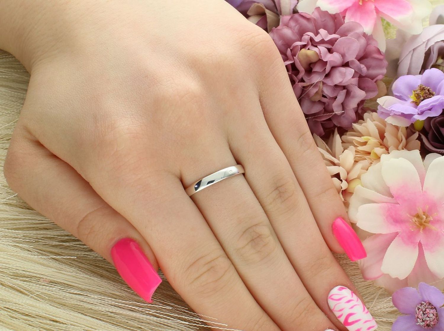 Pierścionek damski srebrny 925 DIA-PRS-13068-925 z czerwonym oczkiem i markazytami. Rozmiar 21, waga 4,80 g, dekoracyjny element 1,2 × 1,5 cm. Klasyczna biżuteria z charakterem.1.jpg