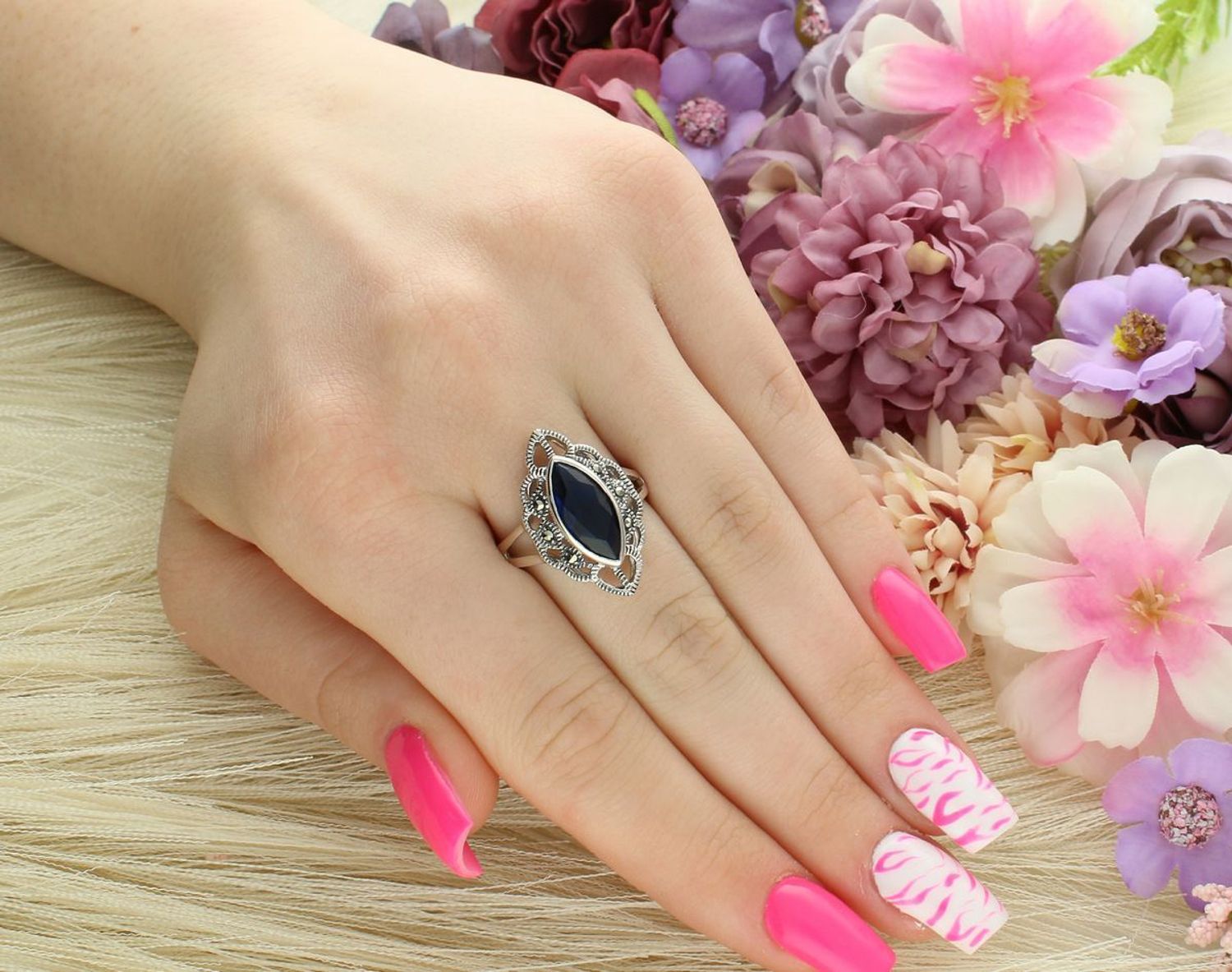 Stylowy srebrny pierścionek z granatową cyrkonią i markazytami. Ozdobny element 2,3 × 1,5 cm, waga 4,25 g. Idealny wybór dla fanek eleganckiej biżuterii z charakterem.1.jpg