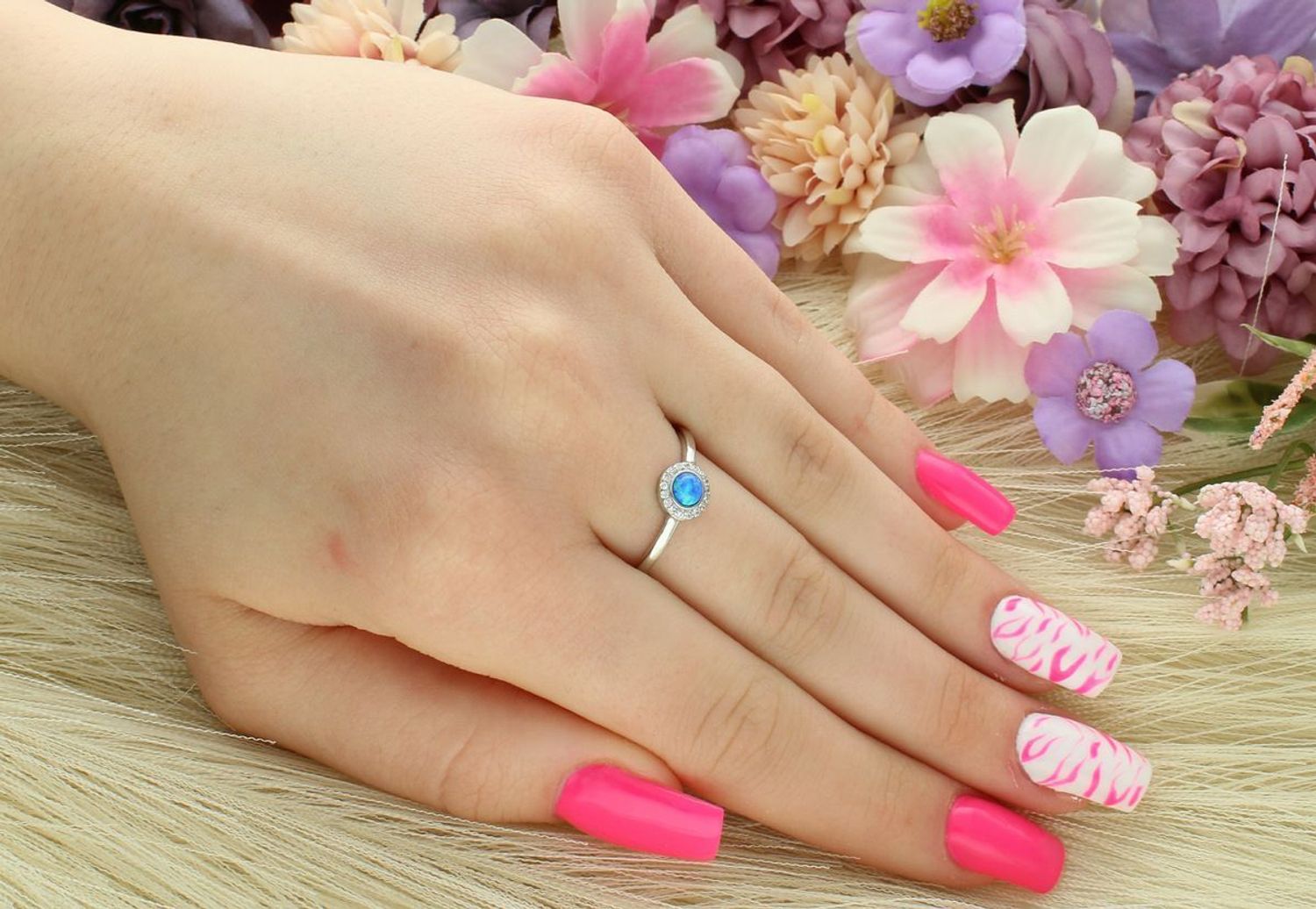 Pierścionek damski DIA-PRS-13070-925 ze srebra próby 925 z niebieskim opalem syntetycznym i cyrkoniami. Delikatna szyna, waga 1,57 g, elegancki design – idealny na prezent.1.jpg