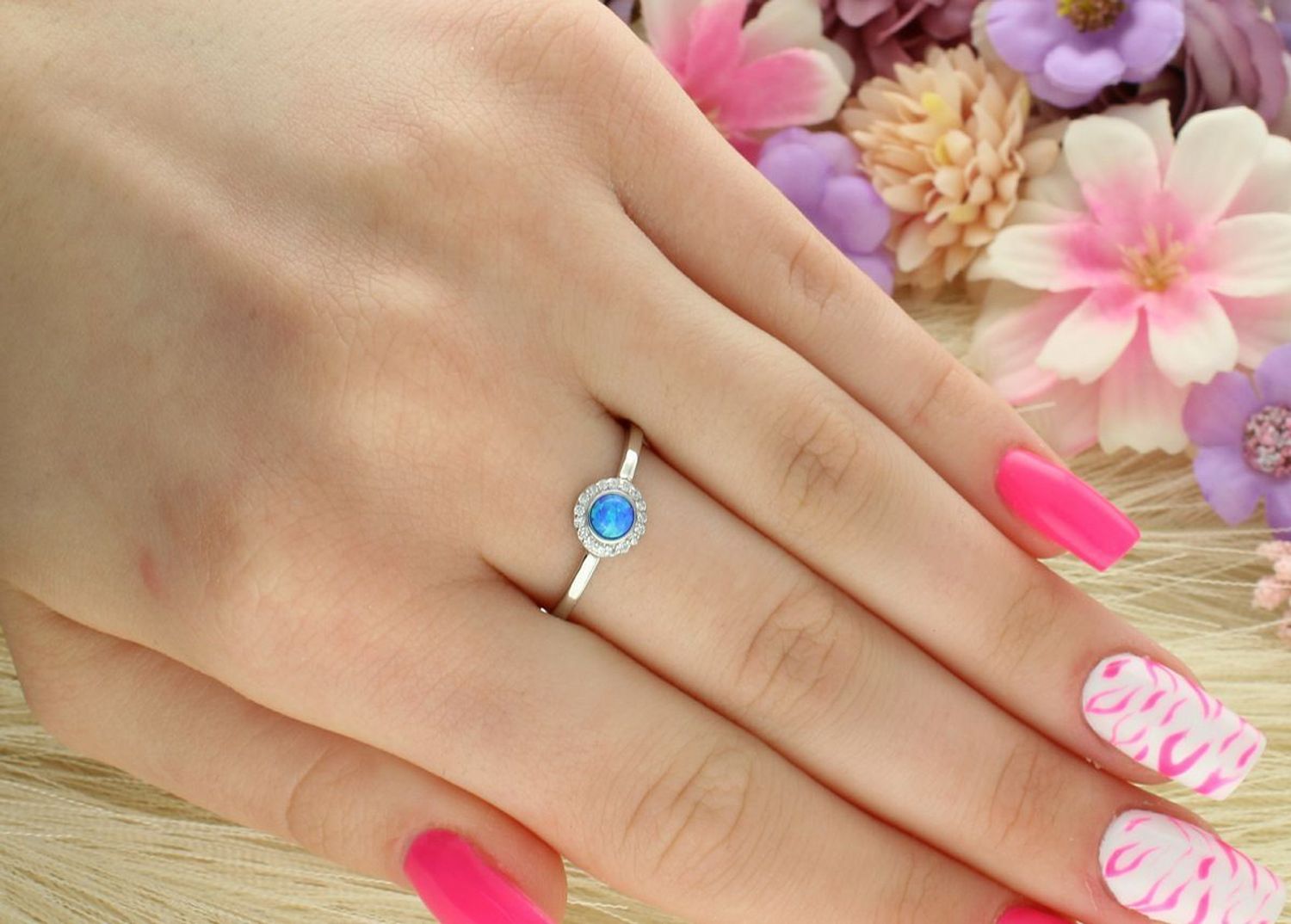 Pierścionek damski DIA-PRS-13070-925 ze srebra próby 925 z niebieskim opalem syntetycznym i cyrkoniami. Delikatna szyna, waga 1,57 g, elegancki design – idealny na prezent.1.jpg
