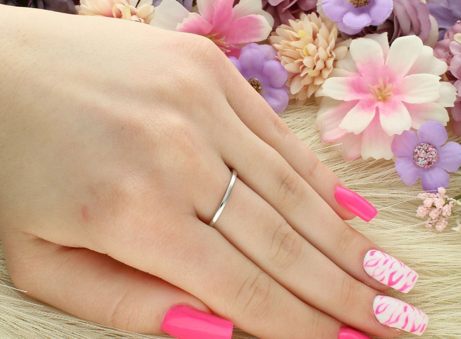 Pierścionek damski DIA-PRS-13070-925 ze srebra próby 925 z niebieskim opalem syntetycznym i cyrkoniami. Delikatna szyna, waga 1,57 g, elegancki design – idealny na prezent.1.jpg