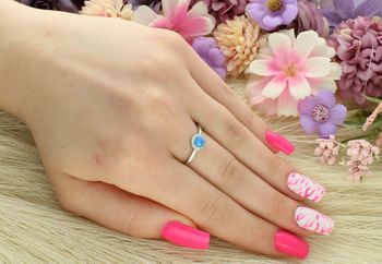 Pierścionek damski DIA-PRS-13070-925 ze srebra próby 925 z niebieskim opalem syntetycznym i cyrkoniami. Delikatna szyna, waga 1,57 g, elegancki design – idealny na prezent.2.jpg