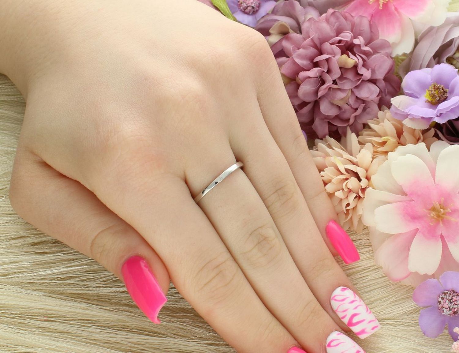 Delikatny pierścionek srebrny DIA-PRS-13071-925 z cyrkoniami. Próba 925, szerokość 2 mm, waga 1,60 g. Idealny do codziennych stylizacji i subtelnych zestawień.1.jpg