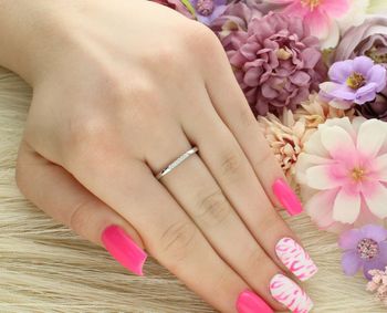 Delikatny pierścionek srebrny DIA-PRS-13071-925 z cyrkoniami. Próba 925, szerokość 2 mm, waga 1,60 g. Idealny do codziennych stylizacji i subtelnych zestawień.2.jpg