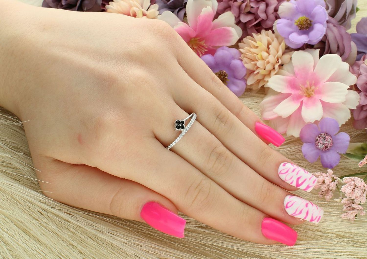 Srebrny pierścionek damski DIA-PRS-13072-925 z czarnym kwiatkiem z emalii i rzędem białych cyrkonii. Elegancki kontrast i subtelny blask – idealny dodatek do codziennych i wieczorowych 1.jpg