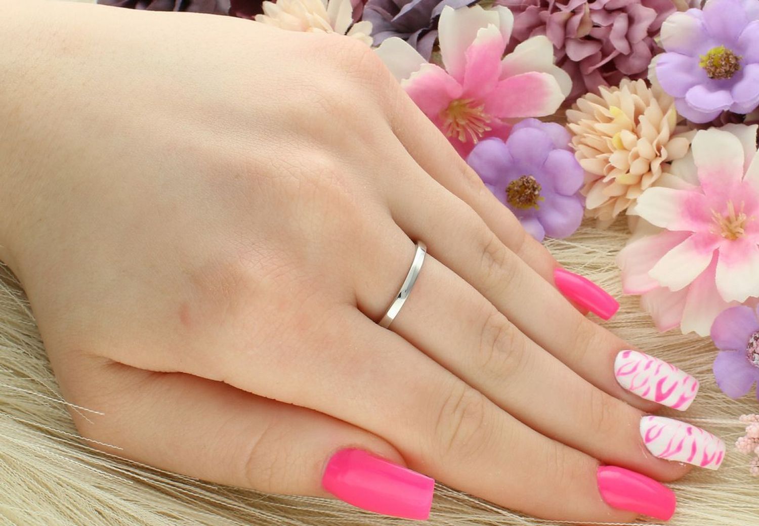 Srebrny pierścionek damski DIA-PRS-13072-925 z czarnym kwiatkiem z emalii i rzędem białych cyrkonii. Elegancki kontrast i subtelny blask – idealny dodatek do codziennych i wieczorowych 1.jpg