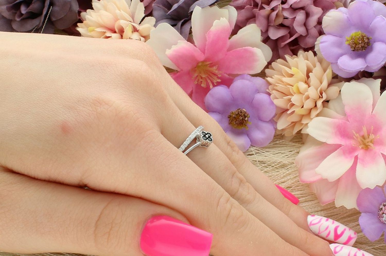 Srebrny pierścionek damski DIA-PRS-13072-925 z czarnym kwiatkiem z emalii i rzędem białych cyrkonii. Elegancki kontrast i subtelny blask – idealny dodatek do codziennych i wieczorowych 1.jpg