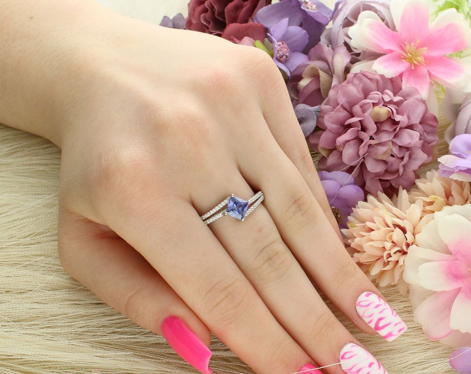 Srebrny pierścionek damski Ag 925 z niebieską i białymi cyrkoniami. Element ozdobny 9x8 mm, waga 3,50 g. Idealny do codziennych i wieczorowych stylizacji.1.jpg