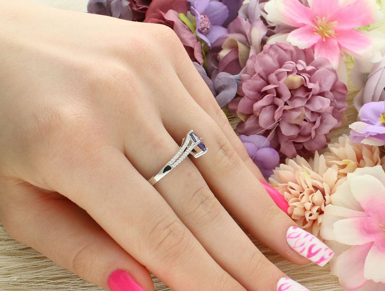 Srebrny pierścionek damski Ag 925 z niebieską i białymi cyrkoniami. Element ozdobny 9x8 mm, waga 3,50 g. Idealny do codziennych i wieczorowych stylizacji.1.jpg