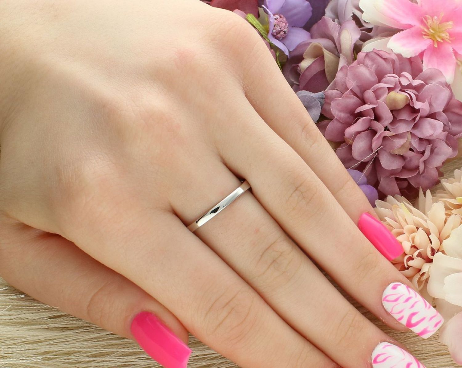 Srebrny pierścionek damski Ag 925 z niebieską i białymi cyrkoniami. Element ozdobny 9x8 mm, waga 3,50 g. Idealny do codziennych i wieczorowych stylizacji.1.jpg