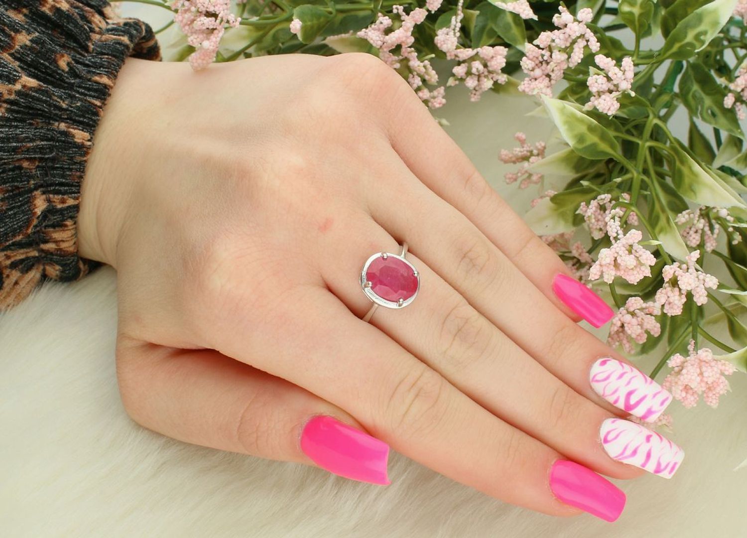 Pierścionek damski srebrny próby 925 z owalnym rubinem (1,0 x 1,2 cm). Elegancki i komfortowy, szerokość szyny 2 mm. Idealny na prezent lub wyjątkową okazję. DIA-PRS-13074-925.1.jpg