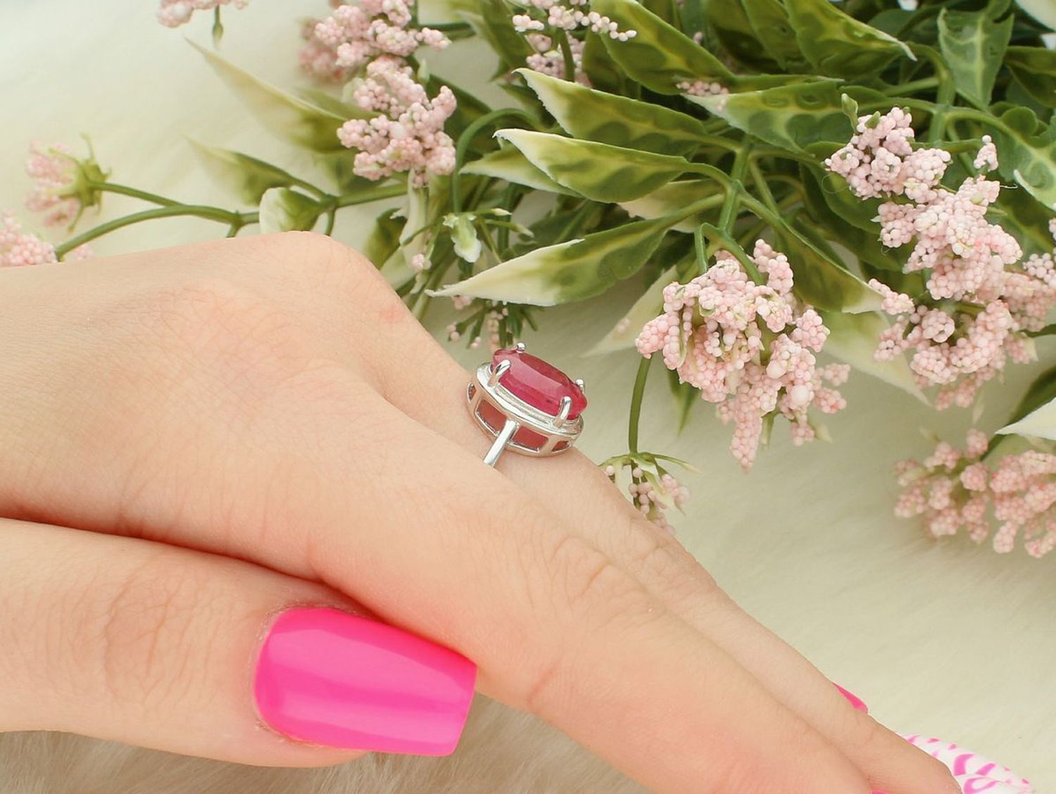 Pierścionek damski srebrny próby 925 z owalnym rubinem (1,0 x 1,2 cm). Elegancki i komfortowy, szerokość szyny 2 mm. Idealny na prezent lub wyjątkową okazję. DIA-PRS-13074-925.1.jpg