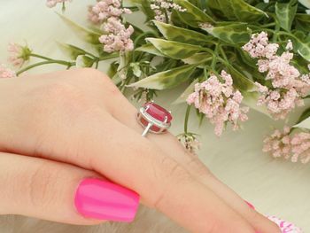 Pierścionek damski srebrny próby 925 z owalnym rubinem (1,0 x 1,2 cm). Elegancki i komfortowy, szerokość szyny 2 mm. Idealny na prezent lub wyjątkową okazję. DIA-PRS-13074-925.3.jpg