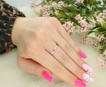 Pierścionek damski srebrny próby 925 z owalnym rubinem (1,0 x 1,2 cm). Elegancki i komfortowy, szerokość szyny 2 mm. Idealny na prezent lub wyjątkową okazję. DIA-PRS-13074-925.4.jpg