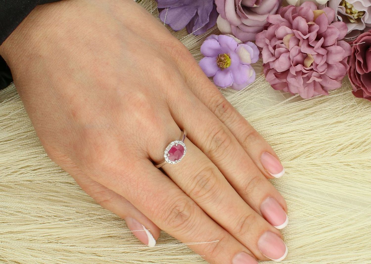 Srebrny pierścionek próby 925 z owalnym rubinem i cyrkoniami. Waga 3,00 g, rozmiar elementu ozdobnego 8 mm x 1,0 cm. Model DIA-PRS-13075-925 – kobieca elegancja i blask.1.jpg