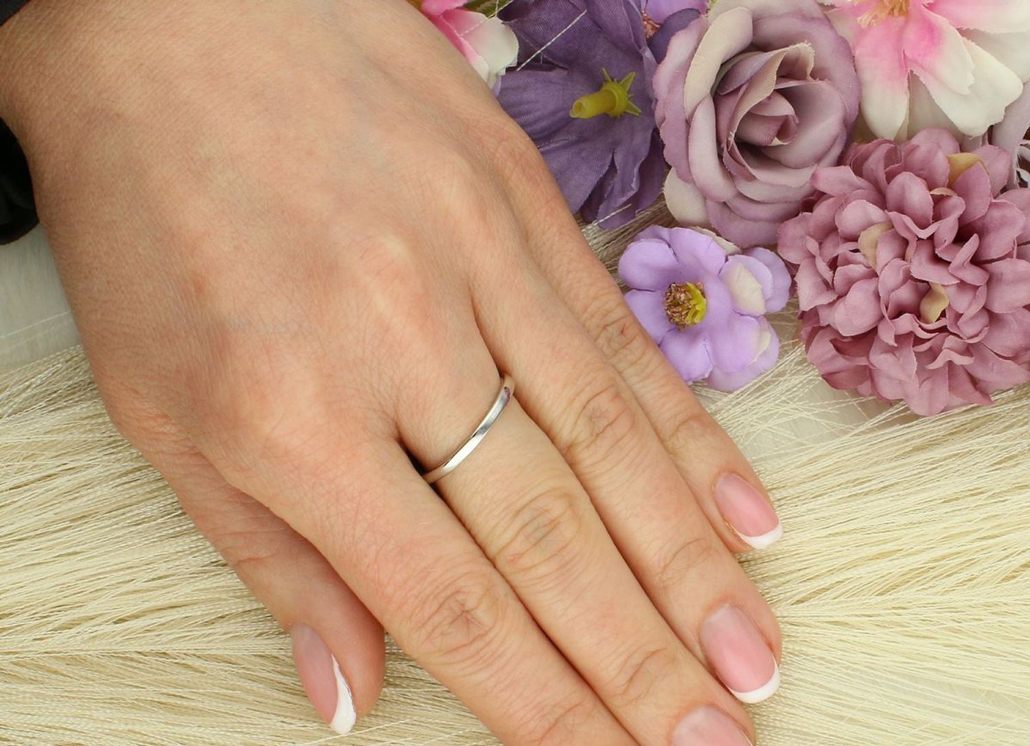 Srebrny pierścionek próby 925 z owalnym rubinem i cyrkoniami. Waga 3,00 g, rozmiar elementu ozdobnego 8 mm x 1,0 cm. Model DIA-PRS-13075-925 – kobieca elegancja i blask.1.jpg