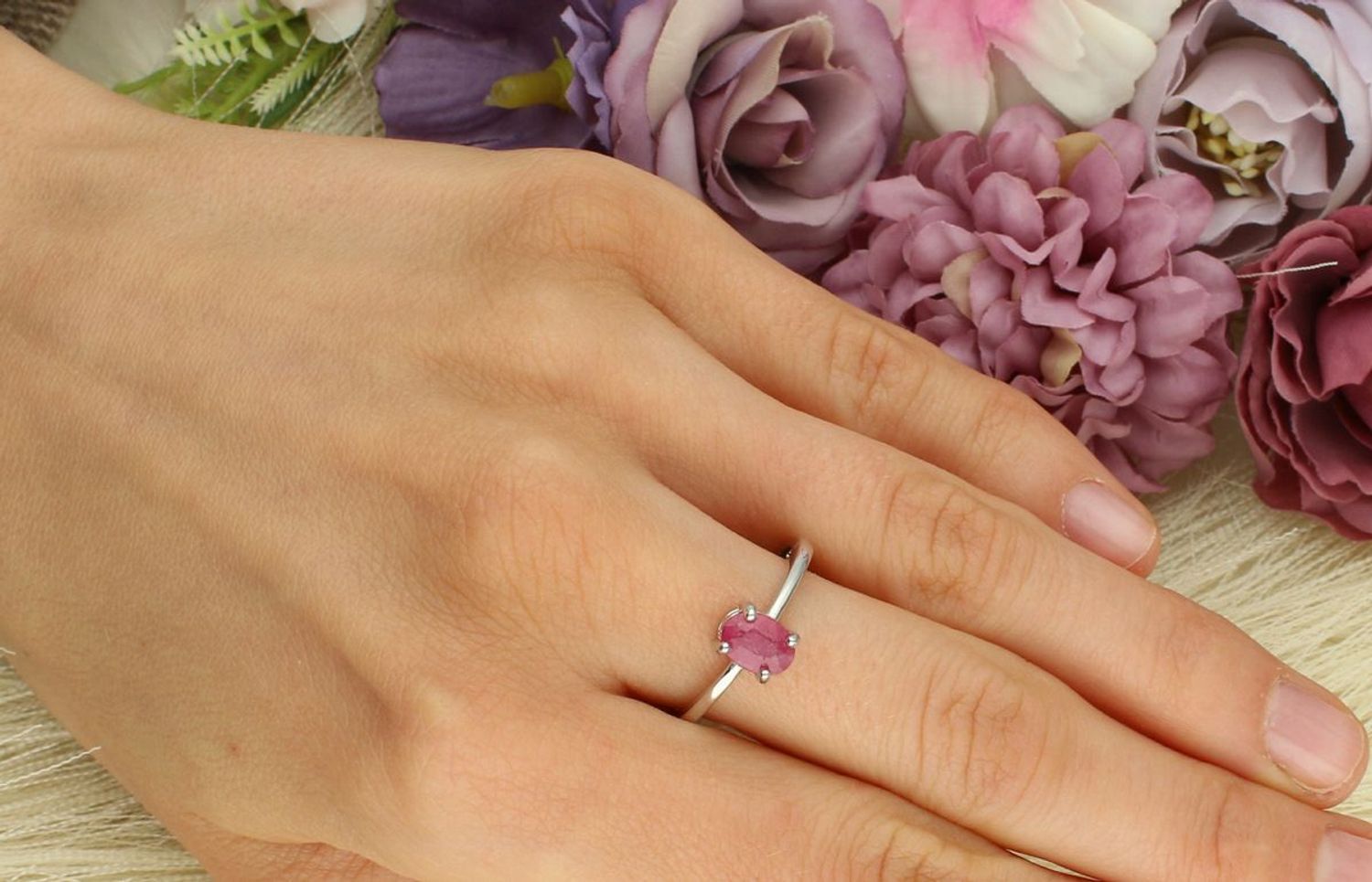 Srebrny pierścionek próby 925 z owalnym rubinem – model DIA-PRS-13076-925. Subtelna elegancja, idealna na prezent. Lekki, wygodny i ponadczasowy.1.jpg