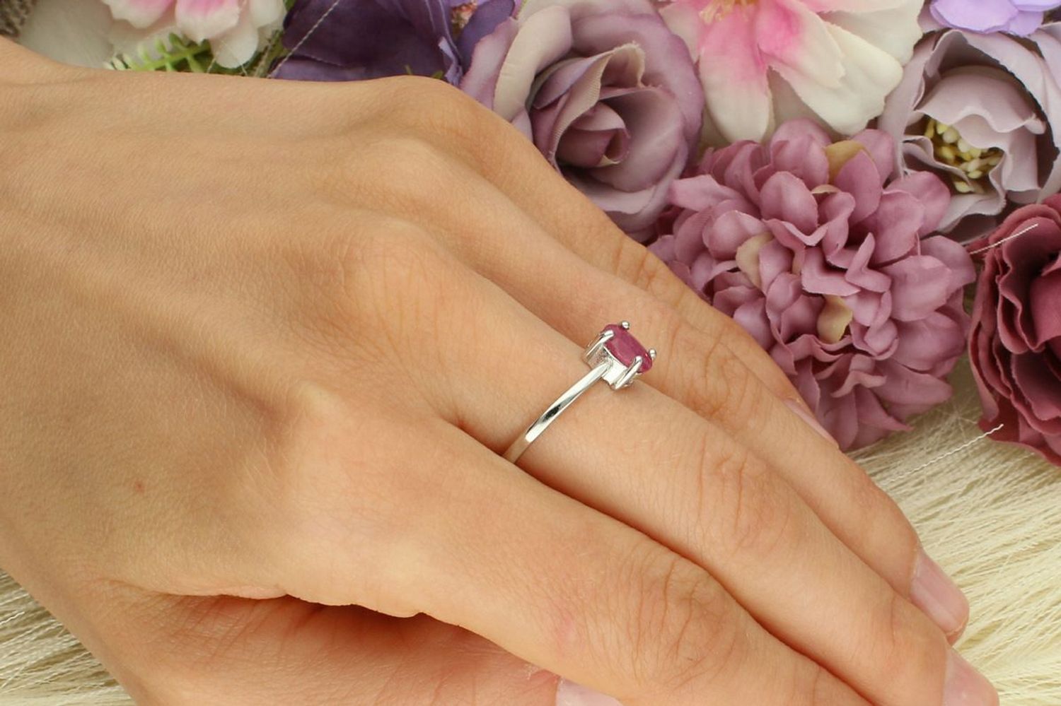 Srebrny pierścionek próby 925 z owalnym rubinem – model DIA-PRS-13076-925. Subtelna elegancja, idealna na prezent. Lekki, wygodny i ponadczasowy.1.jpg