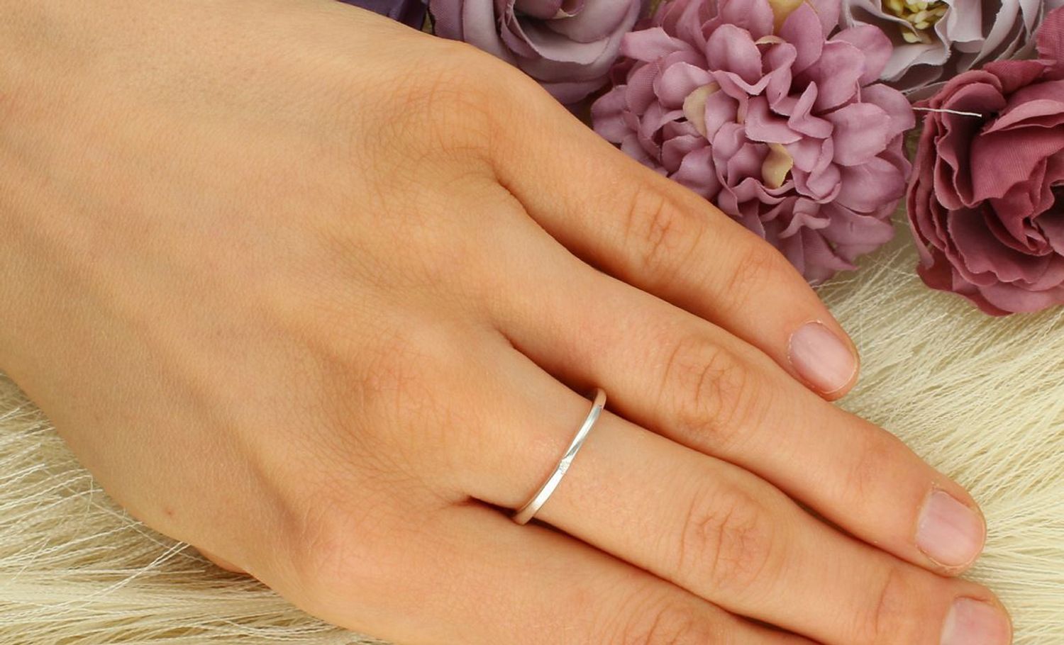 Srebrny pierścionek próby 925 z owalnym rubinem – model DIA-PRS-13076-925. Subtelna elegancja, idealna na prezent. Lekki, wygodny i ponadczasowy.1.jpg