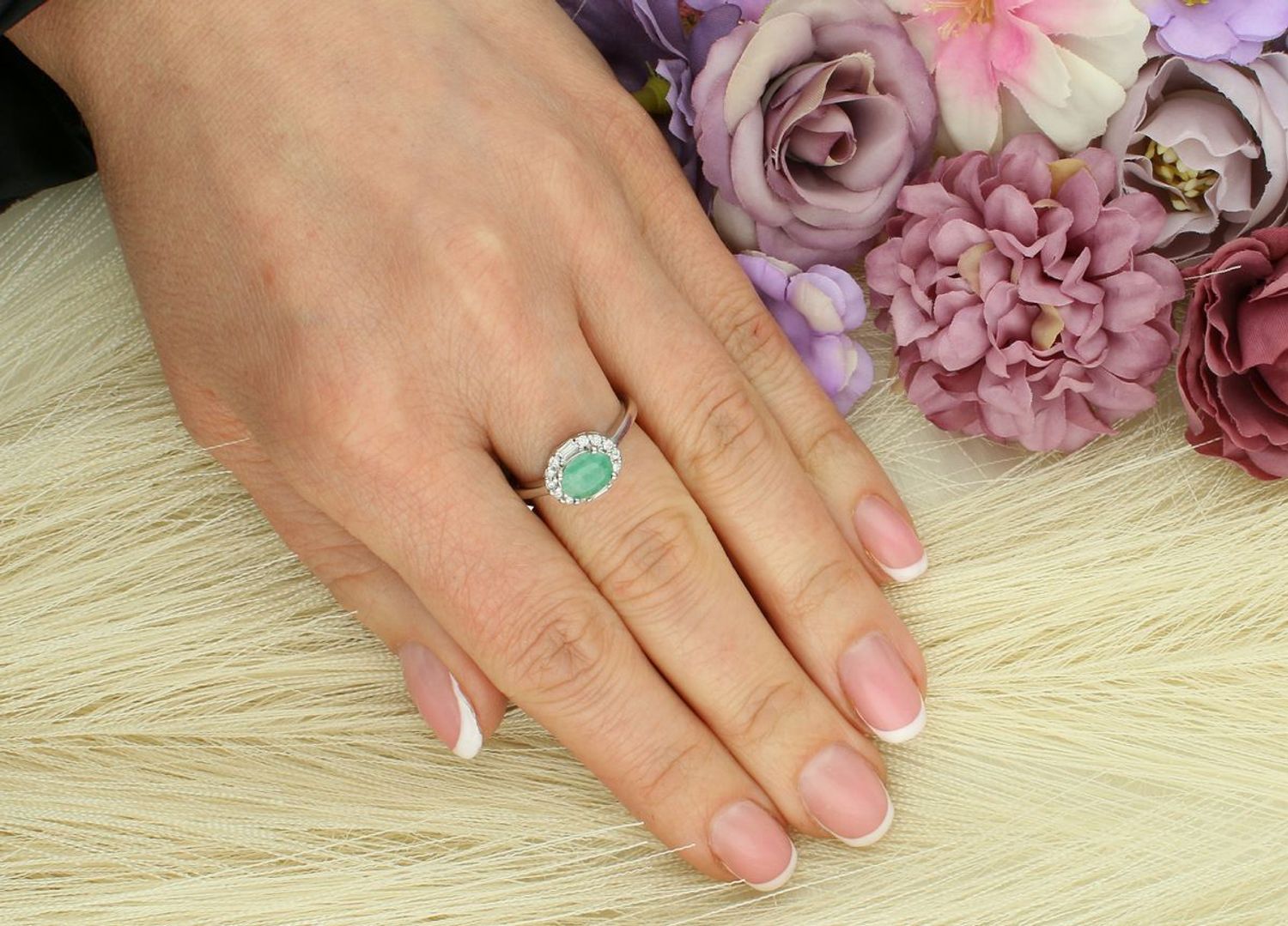 Pierścionek damski srebrny próby 925, model DIA-PRS-13077-925. Szmaragd z cyrkoniami, rozmiar 13. Waga 2,97 g, element ozdobny 8 mm x 1,0 cm, szyna 2 mm.1.jpg