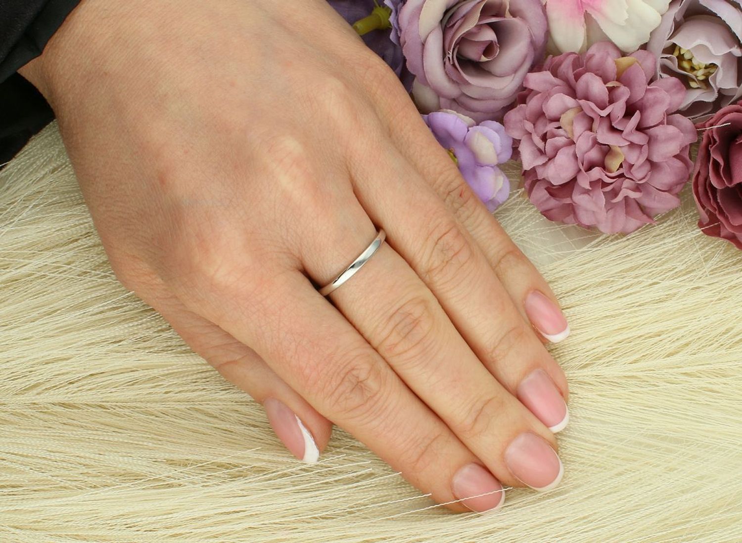 Pierścionek damski srebrny próby 925, model DIA-PRS-13077-925. Szmaragd z cyrkoniami, rozmiar 13. Waga 2,97 g, element ozdobny 8 mm x 1,0 cm, szyna 2 mm.1.jpg