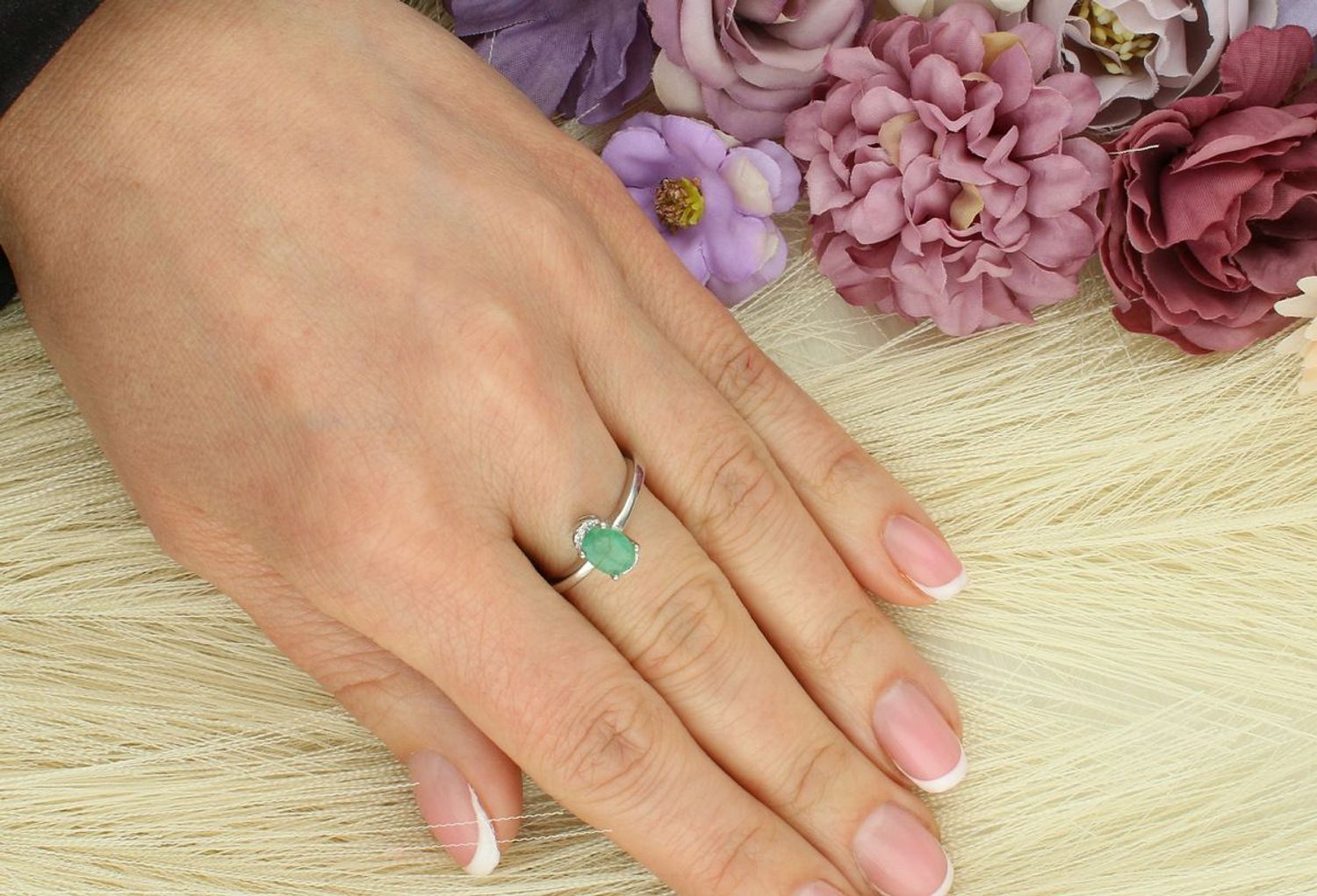 Elegancki pierścionek damski ze srebra próby 925 z naturalnym szmaragdem i cyrkoniami. Ozdoba 5x10 mm, szyna 2 mm, waga 2,40 g. Idealny prezent w klasycznym stylu.1.jpg