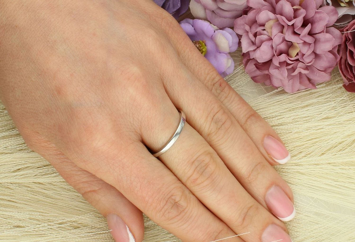 Elegancki pierścionek damski ze srebra próby 925 z naturalnym szmaragdem i cyrkoniami. Ozdoba 5x10 mm, szyna 2 mm, waga 2,40 g. Idealny prezent w klasycznym stylu.1.jpg