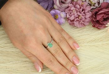 Elegancki pierścionek damski ze srebra próby 925 z naturalnym szmaragdem i cyrkoniami. Ozdoba 5x10 mm, szyna 2 mm, waga 2,40 g. Idealny prezent w klasycznym stylu.2.jpg
