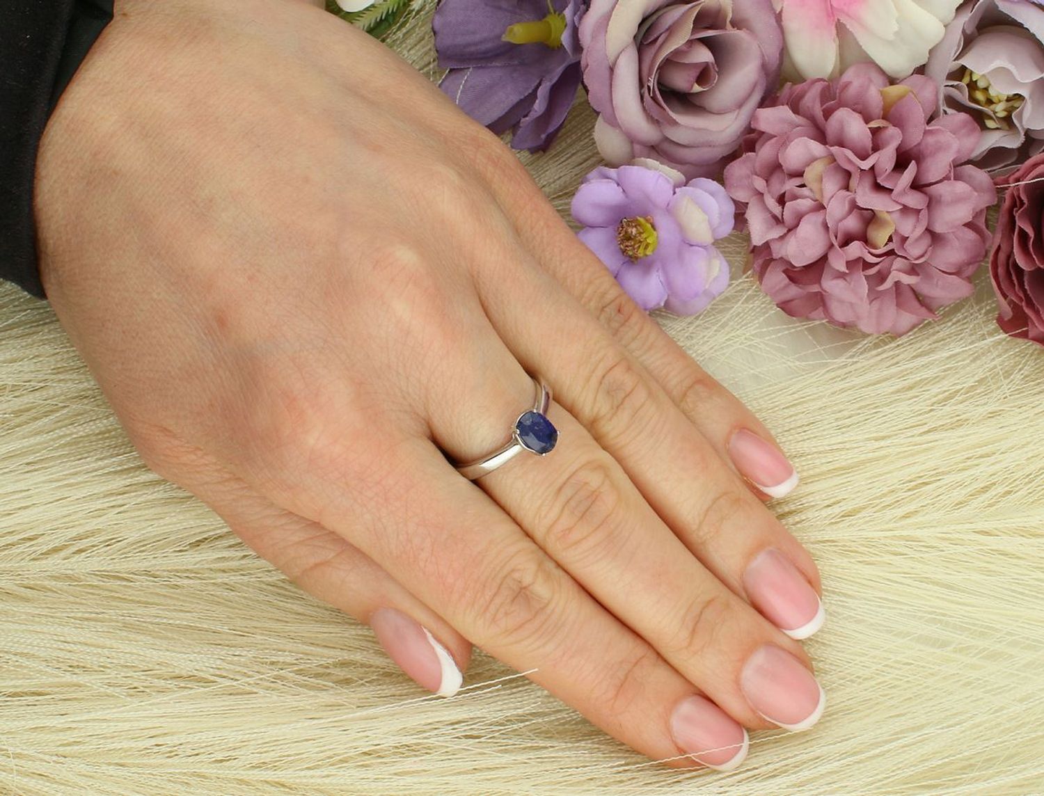 Pierścionek srebrny próby 925 z owalnym szafirem 5x7 mm. Lekki, elegancki, o wadze 2,09 g. Model DIA-PRS-13079-925 – ponadczasowy styl i głębia koloru.1.jpg