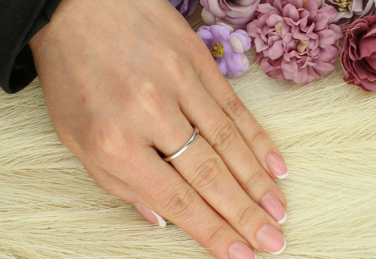 Pierścionek srebrny próby 925 z owalnym szafirem 5x7 mm. Lekki, elegancki, o wadze 2,09 g. Model DIA-PRS-13079-925 – ponadczasowy styl i głębia koloru.1.jpg