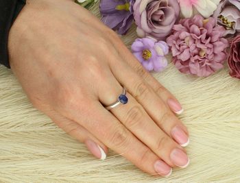 Pierścionek srebrny próby 925 z owalnym szafirem 5x7 mm. Lekki, elegancki, o wadze 2,09 g. Model DIA-PRS-13079-925 – ponadczasowy styl i głębia koloru.2.jpg