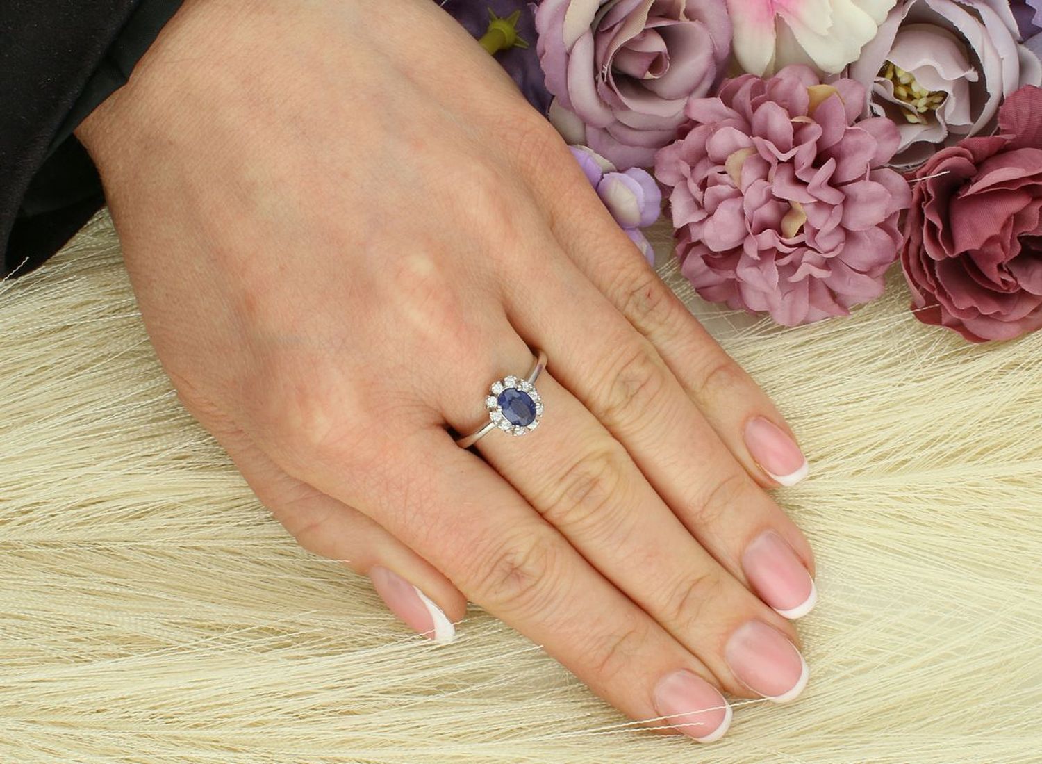 Pierścionek damski srebrny próby 925 z owalnym szafirem i cyrkoniami, rozmiar 17. Wymiary ozdobnego elementu 8 mm x 1,0 cm. Model DIA-PRS-13081-925 – klasyczna elegancja.1.jpg