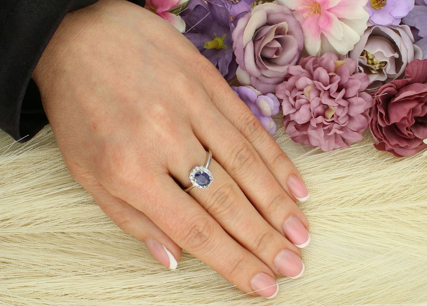 Elegancki pierścionek srebrny próby 925 z owalnym szafirem i błyszczącymi cyrkoniami. Model DIA-PRS-13082-925 – subtelny blask i ponadczasowy styl. Idealny jako prezent.1.jpg