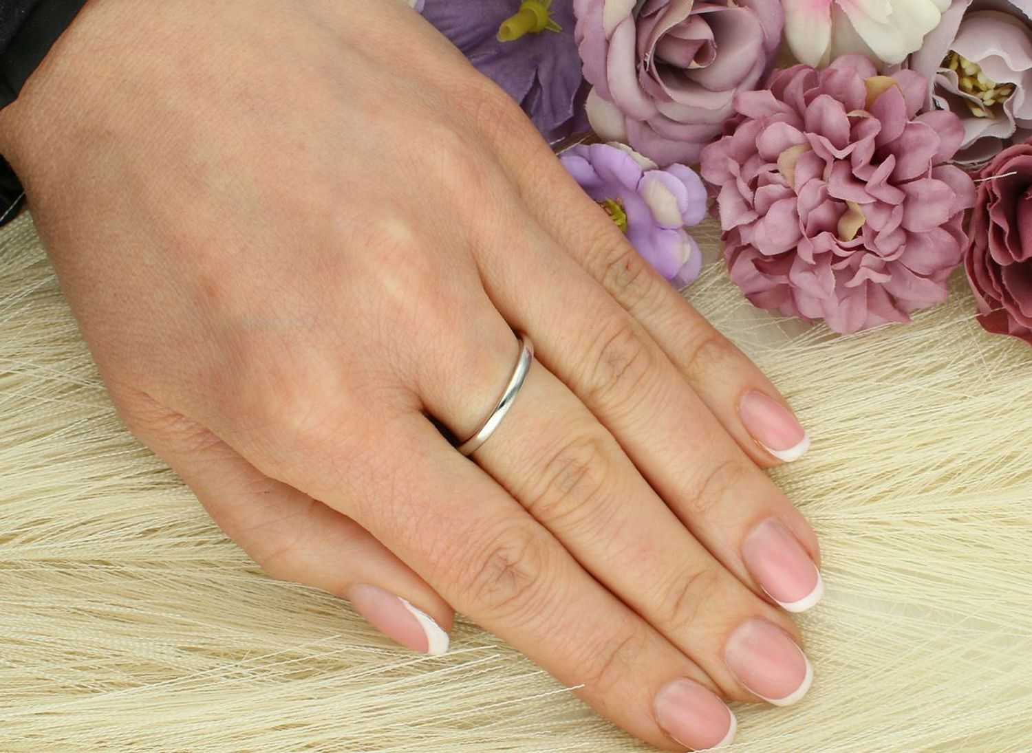 Elegancki pierścionek srebrny próby 925 z owalnym szafirem i błyszczącymi cyrkoniami. Model DIA-PRS-13082-925 – subtelny blask i ponadczasowy styl. Idealny jako prezent.1.jpg