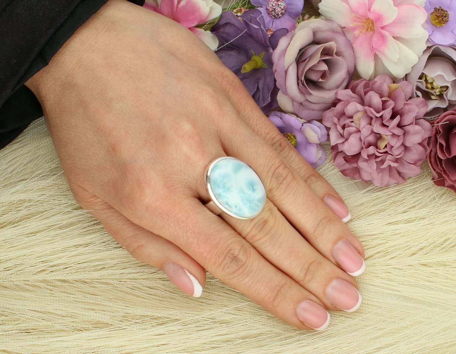 Unikalny pierścionek damski ze srebra 925 z dużym larimarem (2,8 x 2,0 cm). Szerokość szyny 4 mm, waga 12,74 g. Oryginalna biżuteria z naturalnym kamieniem o mocy spokoju i harmonii.1.jpg